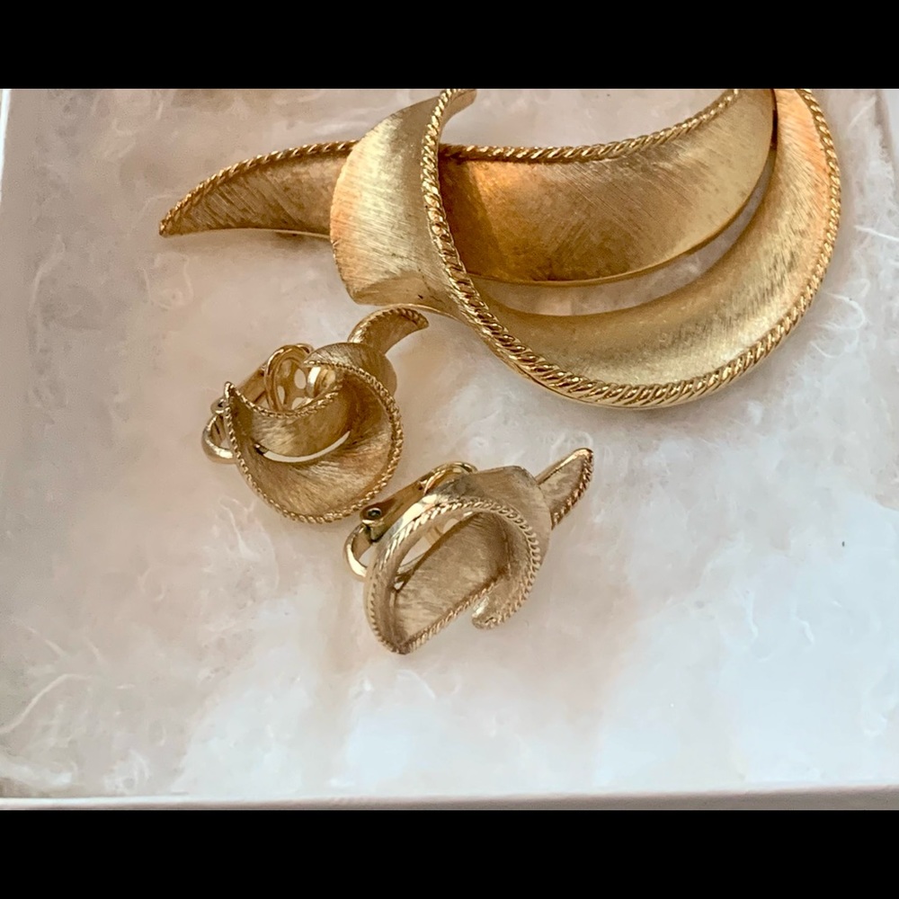 Trifari brooch and clip earrings,Vintage